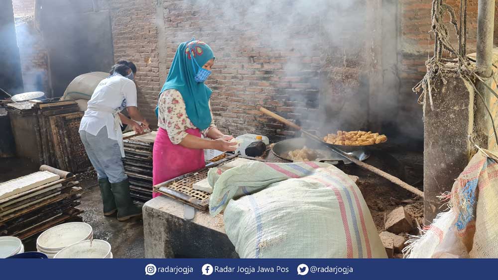 PRODUKSI: Harga kedelai yang sejak awal pandemi terus naik membuat perajin tahu memutar otak agar produksinya tetap jalan. Bahkan, beberapa pabrik tahu di Desa Mejing, Kecamatan Candimulyo berhenti produksi. (Naila Nihayah/Radar Jogja)
