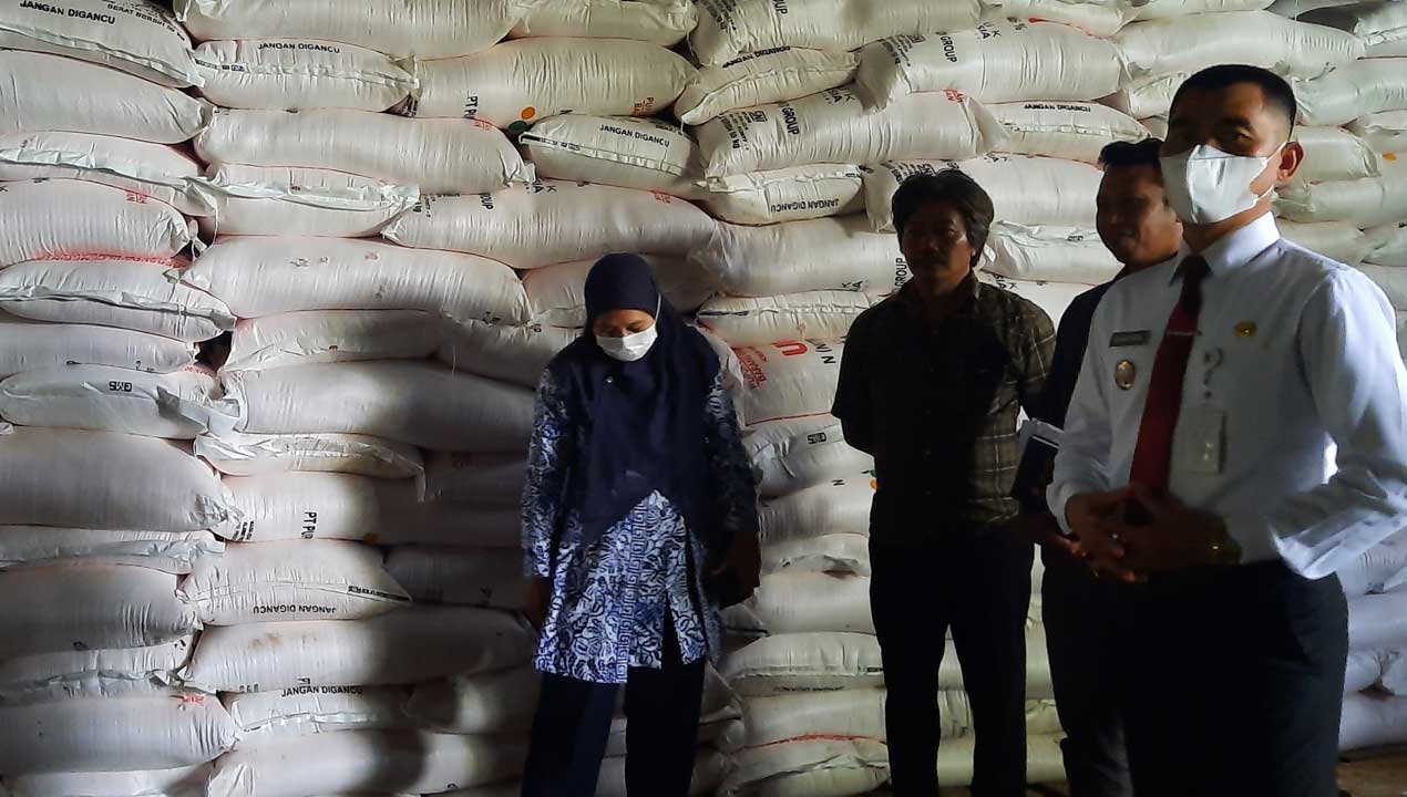 JAMIN AMAN - Bupati Gunungkidul Sunaryanta melakukan pengecekan gudang Pupuk Pusri di Dusun Jeruk, Wonosari, Kapanewon Wonosari kemarin (1/9)(HUMAS PEMKAB GUNUNGKIDUL)