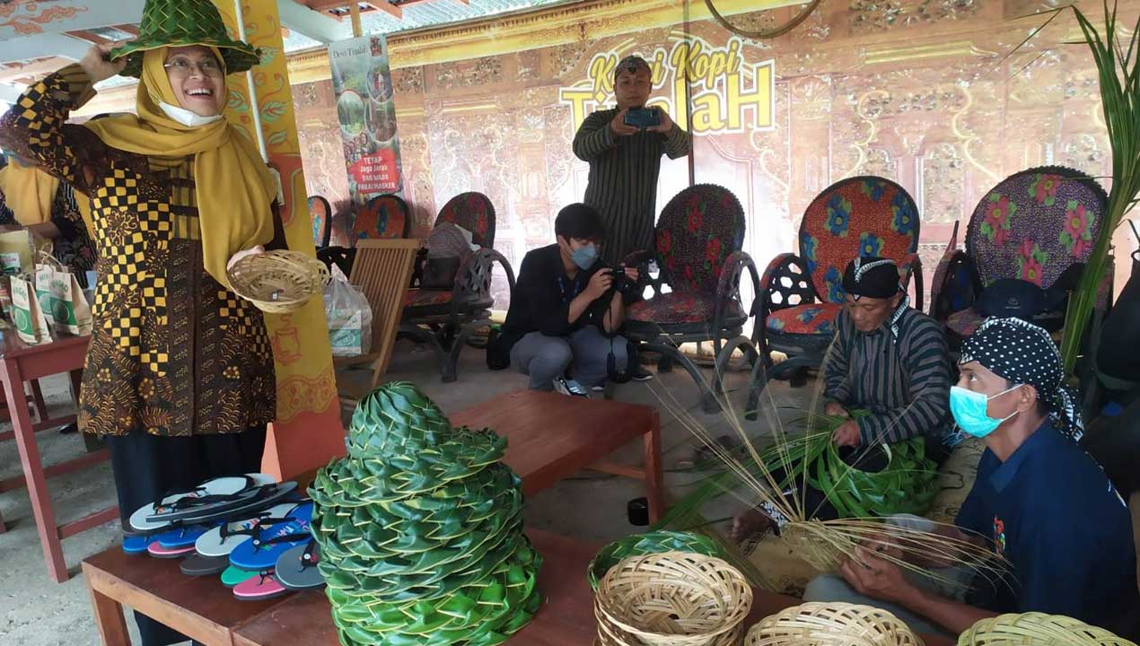 KEKUATAN ALAM: Direktur Utama Badan Pelaksana Otorita Borobudur (BPOB) Indah Juanita saat peresmian bantuan toilet bersih di Desa Wisata Tinalah, Purwoharjo, Samigaluh, Kulonprogo, kemarin (22/9).(HENDRI U TOMO/RADAR JOGJA)