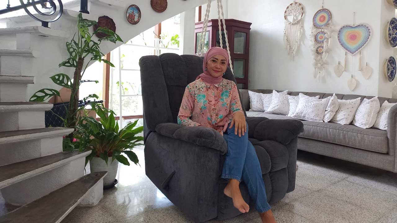 SEJUK: Desainer Fesyen dari Maguwoharjo, Depok, Sleman Dani Paraswati menunjukkan koleksi tanaman, taman dalam rumah di kediamannya kemarin (23/9).(MEITIKA CANDRA LANTIVA/RADAR JOGJA)