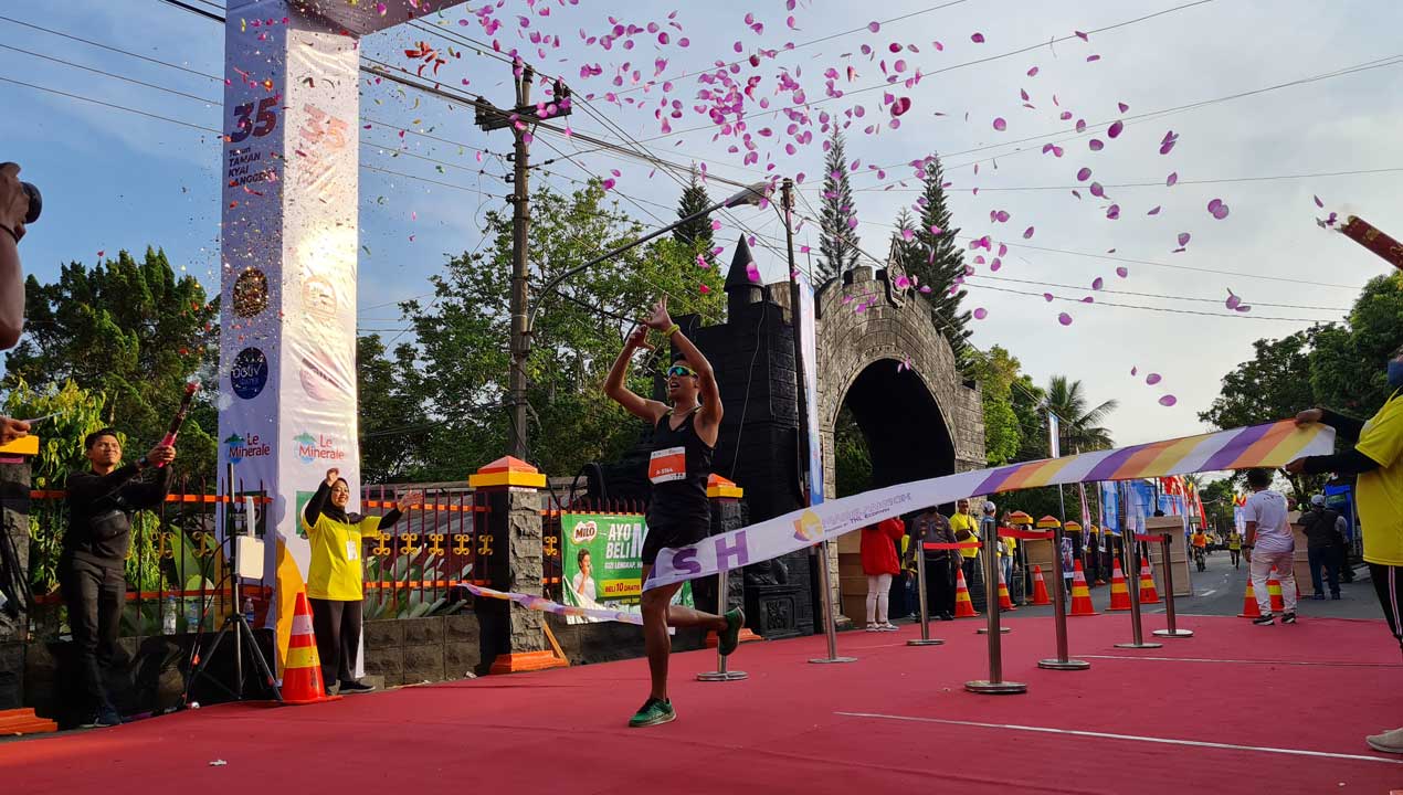 ADU CEPAT: Para pelari menyelesaikan perlombaan di ajang Magelang 10K yang digelar Taman Kyai Langgeng (TKL) Ecopark, kemarin (18/9).(Naila Nihayah/Radar Jogja)