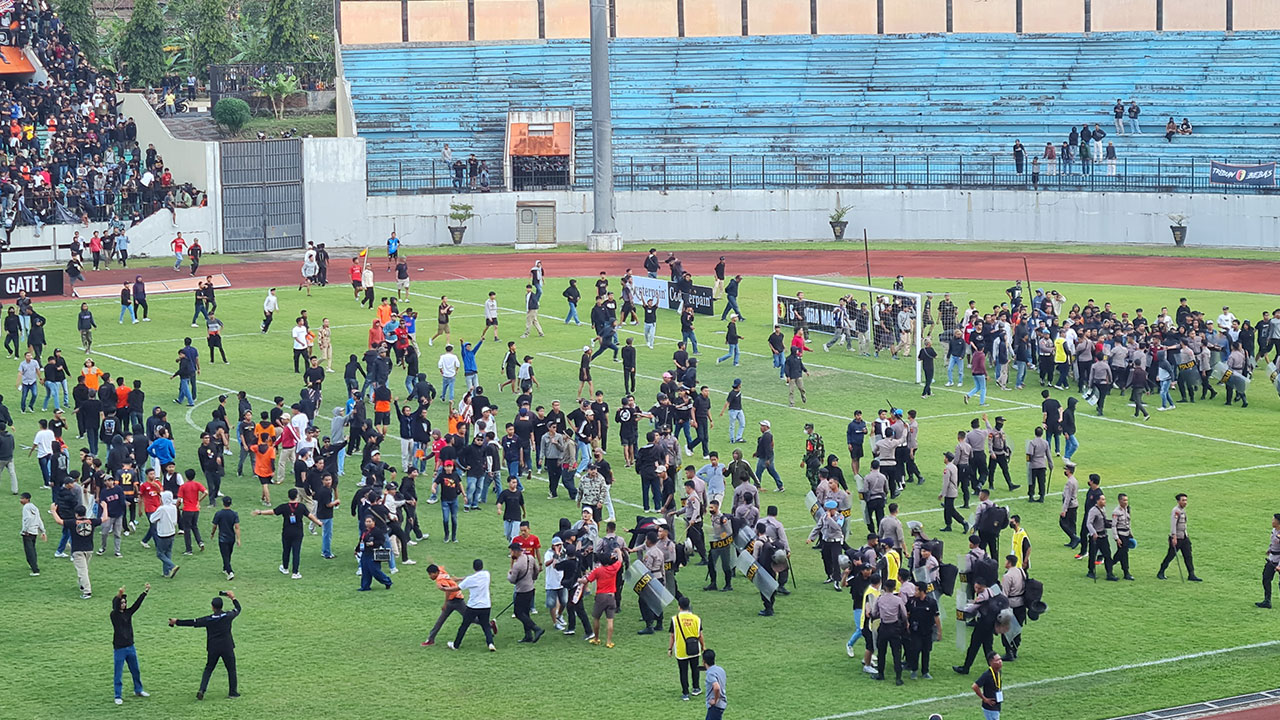 TURUN: Para suporter dari PPSM Sakti Magelang menuruni tribun. Bahkan, terjadi aksi saling pukul antar suporter pada menit tambahan pertandingan.(Naila Nihayah/Radar Jogja)