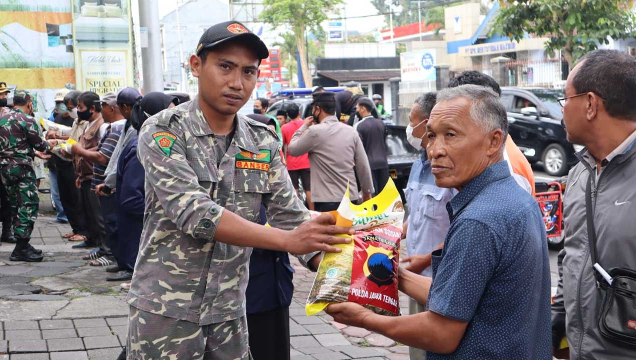 SALURKAN BANTUAN: Sejumlah personil gabungan membagikan beberapa sembako kepada masyarakat yang membutuhkan. Terutama yang terdampak kenaikan harga BBM, kemarin (9/9).(Polres Magelang Kota untuk radar jogja)