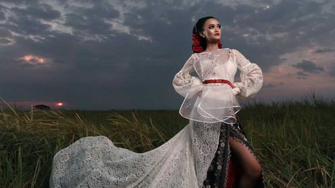 ANGGUN: Berbagai penampilan Roro Desti Pramandita. Baik pada saat modelling maupun saat melakukan sesi foto. Meski sudah terbiasa menjadi pusat perhatian, Roro mengaku masih sering gugup saat berjalan di atas catwalk.(FOTO-FOTO RORO DESTI PRAMANDITA)