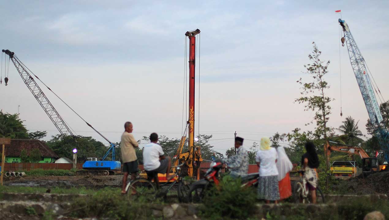 MENGADU : Audiensi PMKP di DLHK DIJ bersama BBWS-SO, DPPM, PUP-SDM, dan pihak terkaitan berhubungan dengan dugaan penyalahgunaan izin penambangan kemarin (14/9).(SITI FATIMAH/RADAR JOGJA)