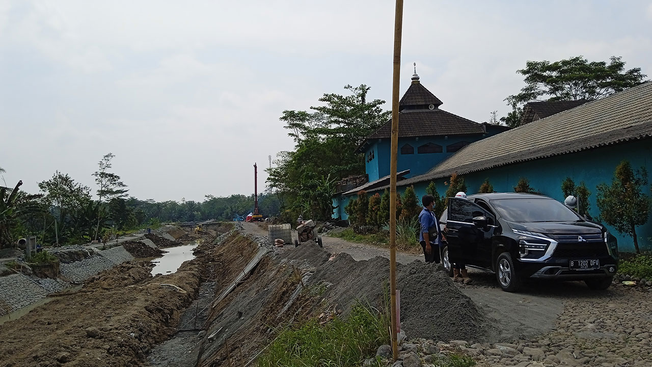 TERDAMPAK : Bangunan SMPN 2 Tempel yang dekat dengan Selokan Mataram. Dimungkinkan terkena tambahan lahan tol Jogja - Bawen.(WULAN YANUARWATI/RADAR JOGJA)