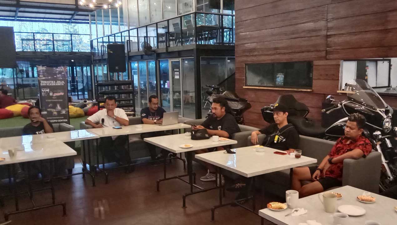 MAMPIR JOGJA : Ketua HDCI Jogja Santoso Rohmad memastikan bikers Harley Davidson yang datang dari luar kota tertib.(WULAN YANUARWATI/RADAR JOGJA)