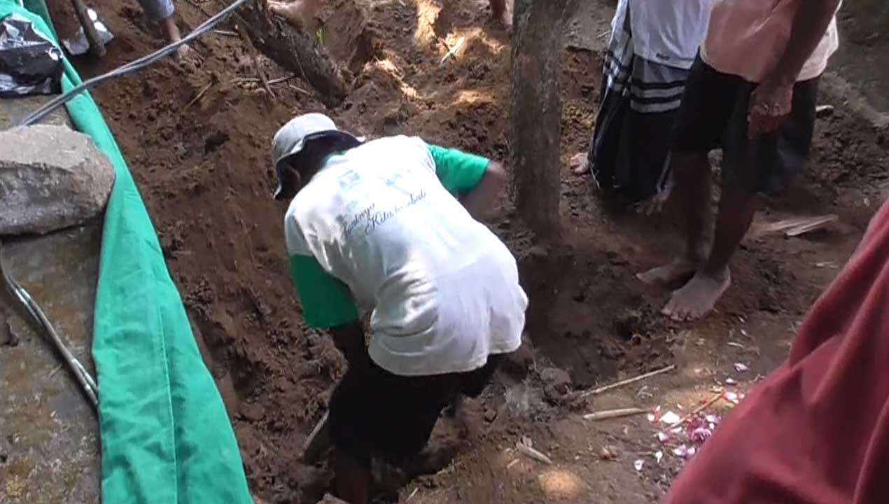 DIBONGKAR: Kerangka manusia tak wajar ditemukan di Godean pada Jumat (26/8), kembali dibongkar kemarin (7/9). Kerangka tersebut hendak dilakukan autopsi lebih lanjut di RS Bhayangkara.(MEITIKA CANDRA LANTIVA/RADAR JOGJA)