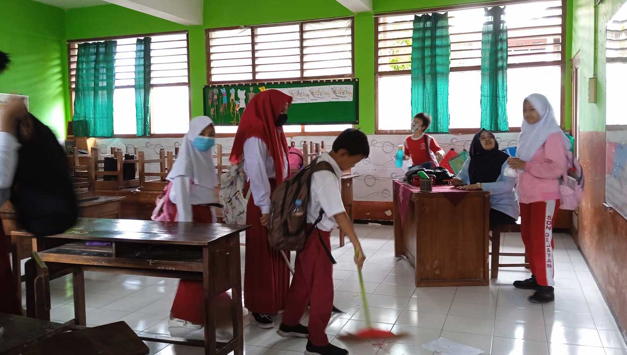 KERJA SAMA: Anak-anak di SDN Gejayan yang merupakan sekolah inklusi bersama membersihkan ruang kelas kemarin (20/9). Diketahui, anak berkebutuhan khusus di sekolah inklusi mendapatkan pembelajaran yang sama dengan siswa lainnya. Begitu pun dengan guru reg