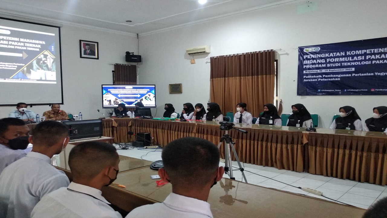 BISNIS POTENSIAL: Kepala BBPP Batu Sabir (kiri) didampingi Direktur Polbangtan YoMa Bambang Sudarmanto saat membuka acara pelatihan formulator pakan di kampus Magelang, Selasa (6/9/2022). (POLBANGTAN YOMA)