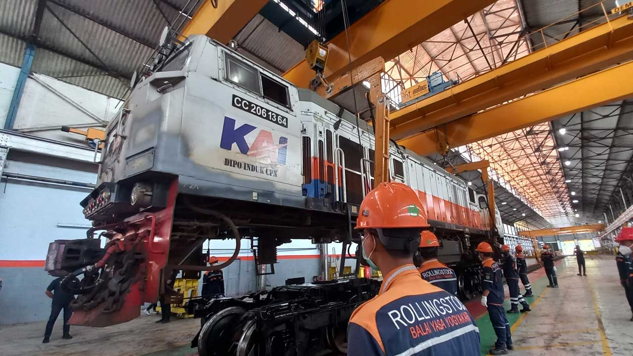 DISAMBUT ANTUSIAS: Petugas tengah melakukan perawatan gerbong kereta dan lokomotif di Balai Yasa Jogjakarta, kemarin (23/9).(Winda Atika Ira P/Radar Jogja )