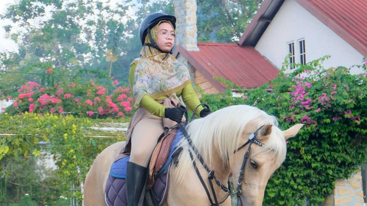 CERIA : Pengunjung tampak menikmati menunggang kuda berlatar belakang miniatur Menara Eiffel di Gading Paradise.(DOKUMENTASI GADING PARADISE UNTUK RADAR KEBUMEN)