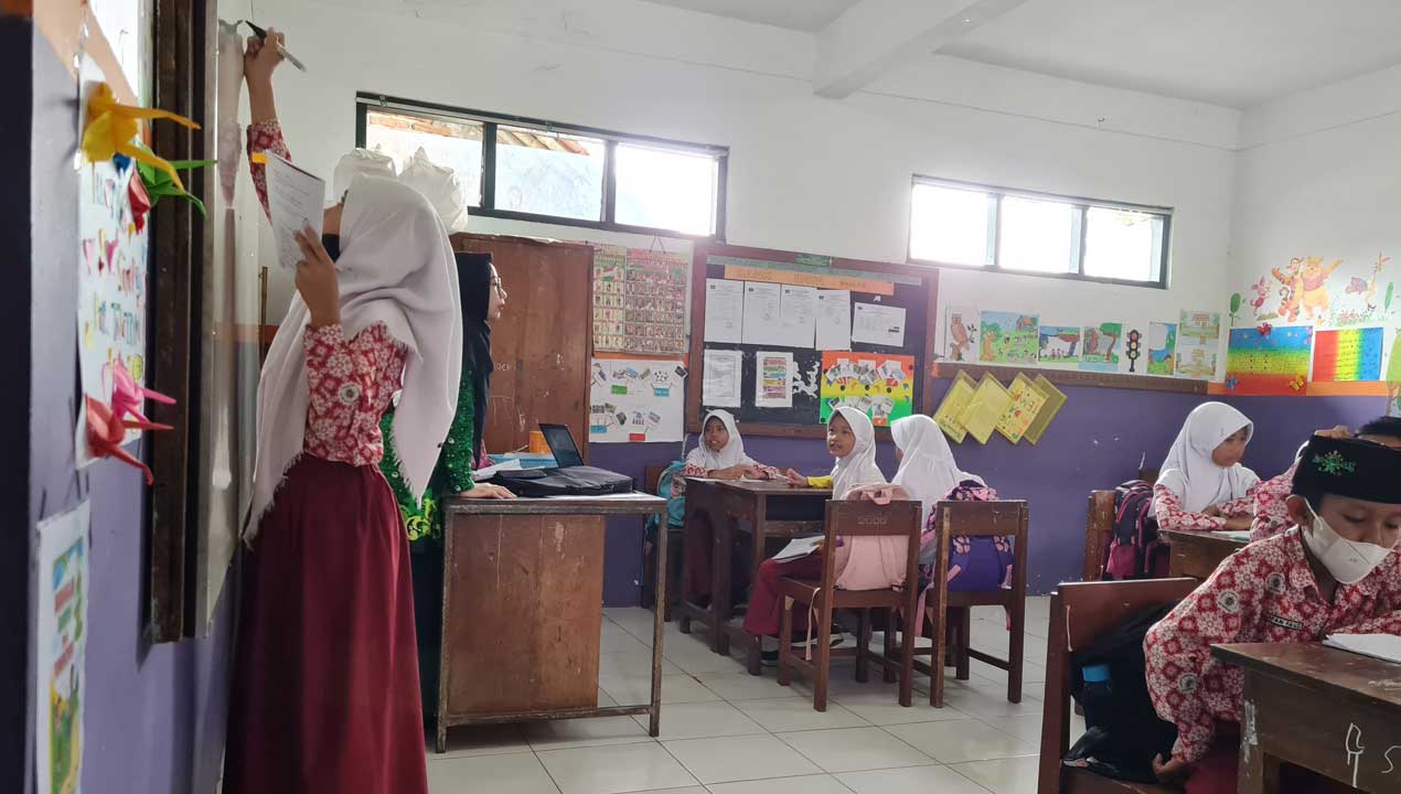 KONDUSIF: Suasana pembelajaran di MI Maarif Bulurejo berjalan seperti biasanya. Bahkan, anak-anak yang sebelumnya sakit akibat keracunan jajanan sekolah, sudah kembali beraktivitas kemarin (22/9).(Naila Nihayah/Radar Jogja)