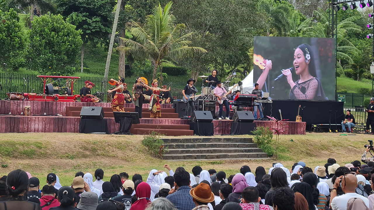 MEMUKAU: Para penonton antusias saat melihat penampilan para musisi yang hadir di Taman Aksobya, Kawasan Percandian Borobudur, kemarin (27/9).(NAILA NIHAYAH/RADAR JOGJA)