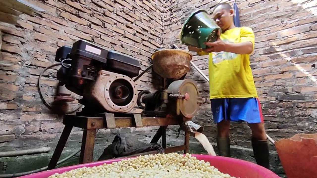 BERTAHAN: Perajin tahu dan tempe di Wonobroto, Kapanewon Sentolo, Kulonprogo tengah menyelesaikan pekerjaan.(HENDRI UTOMO/RADAR JOGJA)