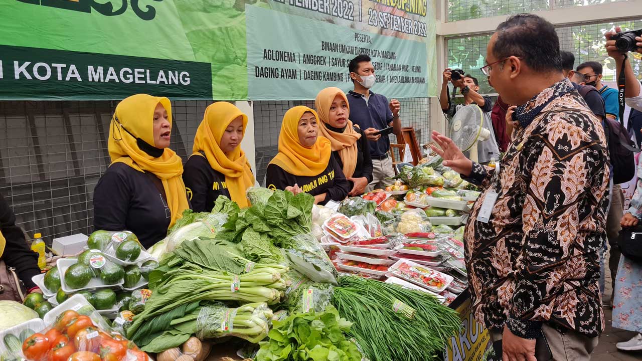 RAMAI: Para pengunjung tampak membeli sayur-mayur yang dijajakan oleh para petani di Dinas Pertanian dan Pangan (Disperpa) Kota Magelang, kemarin (23/9). Kegiatan ini rencananya bakal digelar rutin setiap Jumat.(Naila Nihayah/Radar Jogja)