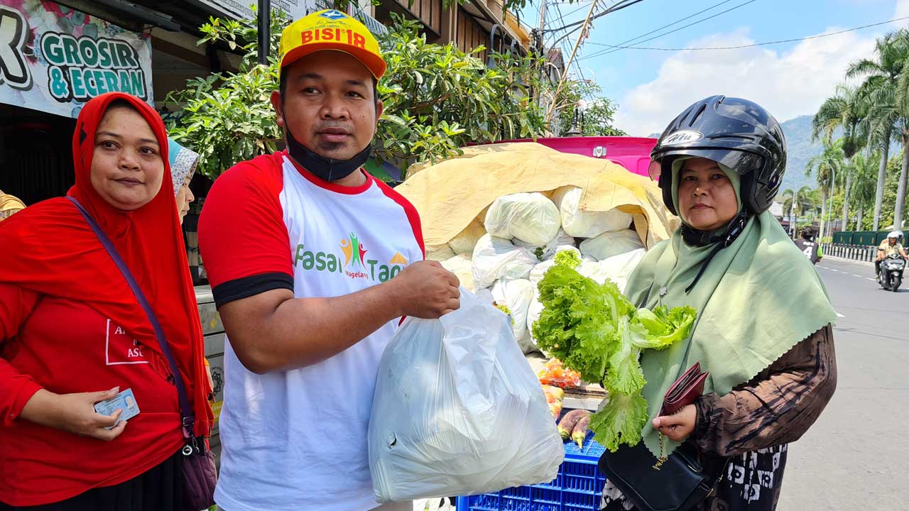 BAGIKAN SAYUR: Masyarakat sekitar Borobudur mulai berdatangan dan antre untuk mendapatkan sayur-mayur gratis dari Dinas Pertanian dan Pangan (Distanpangan) Kabupaten Magelang, kemarin (23/9).(Naila Nihayah/Radar Jogja)