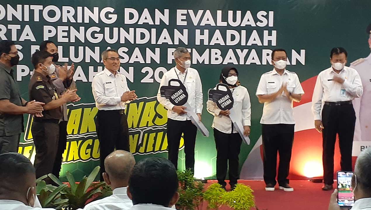 LUNAS: Bupati Bantul Abdul Halim Muslih saat memberikan hadiah kepada wajib pajak di Kompleks Parasamya Pemkab Bantul kemarin (7/9).(IWAN NURWANTO/RADAR JOGJA)