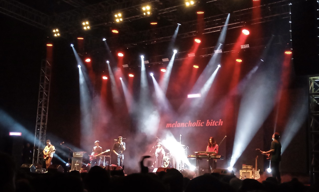 Melancholic Biych tampil dalam Road to Wild Ground Fest 2022 sudah dimulai tadi malam, Minggu (9/10) di GOR Lembah UGM.(WULAN YANUARWATI/RADAR JOGJA)