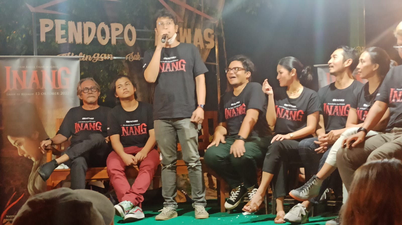 MAKNA TERSEMBUNYI: Para pemeran dan sutradara Inang saat berdiskusi dengan pengemarnya di Pendopo Lawas, Alun-Alun Utara Jogja, pada Sabtu 22 Oktober 2022, malam. (IWA IKHWANUDIN/RADAR JOGJA)