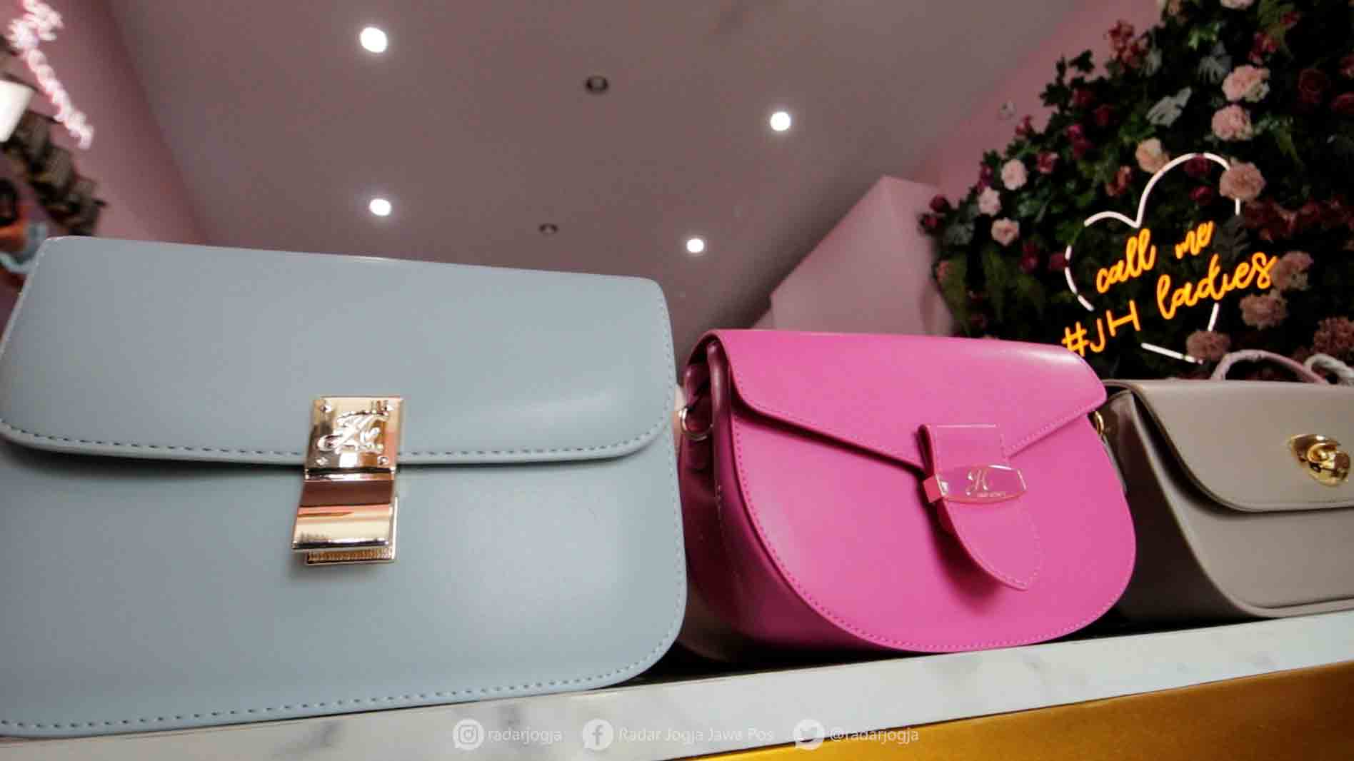 FASHION: Koleksi Jims Honey yang menyediakan berbagai model tas  mulai dari hand bag, sling bag, hingga ransel dengan berbagai desain cantik dan harga terjangkau. (RADAR JOGJA)