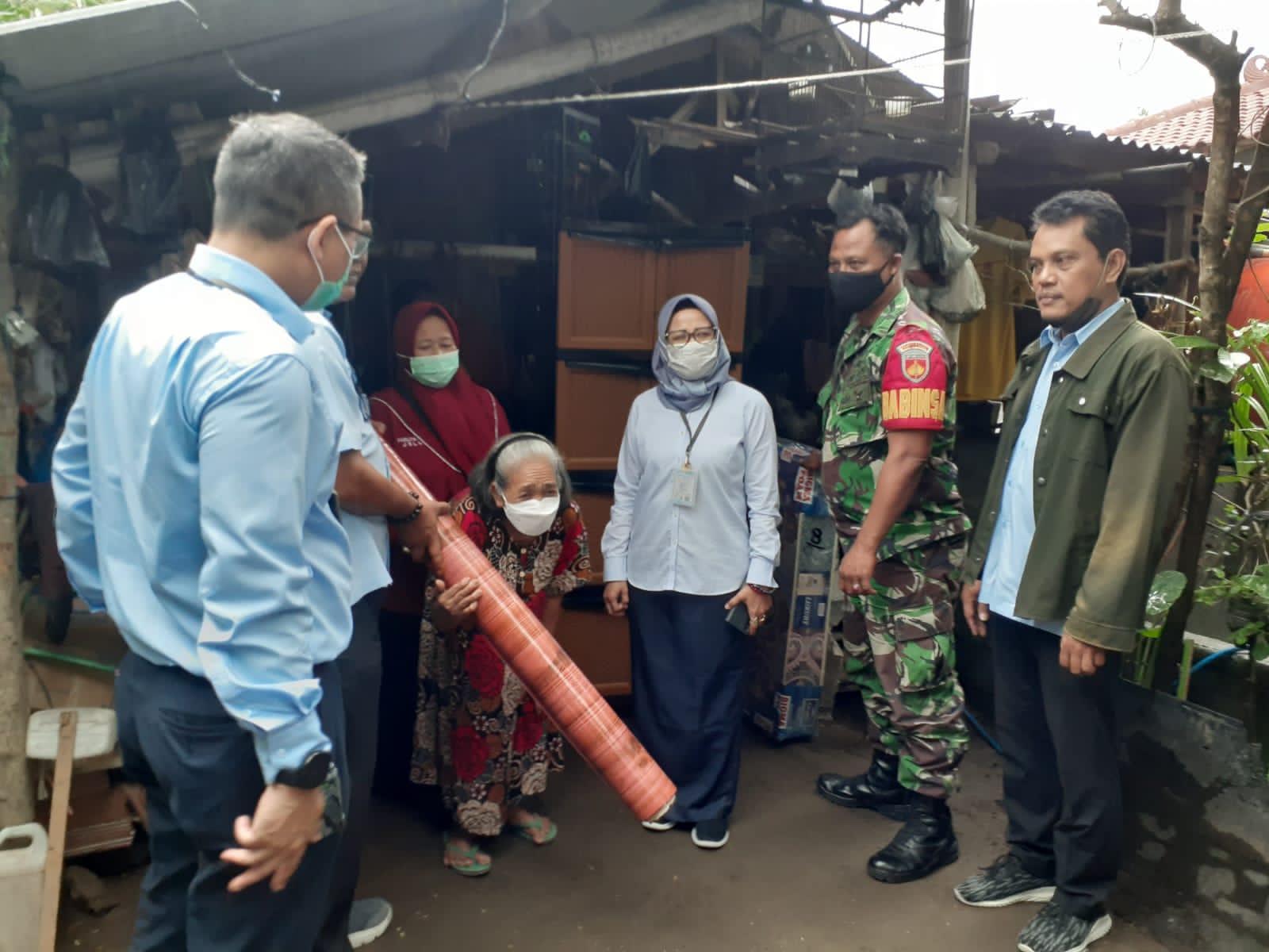 LANSIA TELANTAR: Kepala Dinas Sosial DIY Endang Patmintarsih menyerahkan bantuan bedah kamar kepada Karsipi yang tinggal di Dusun Jomblangan RT 12 Banguntapan, Bantul kemarin (18/10).(IWAN NURWANTO/RADAR JOGJA)