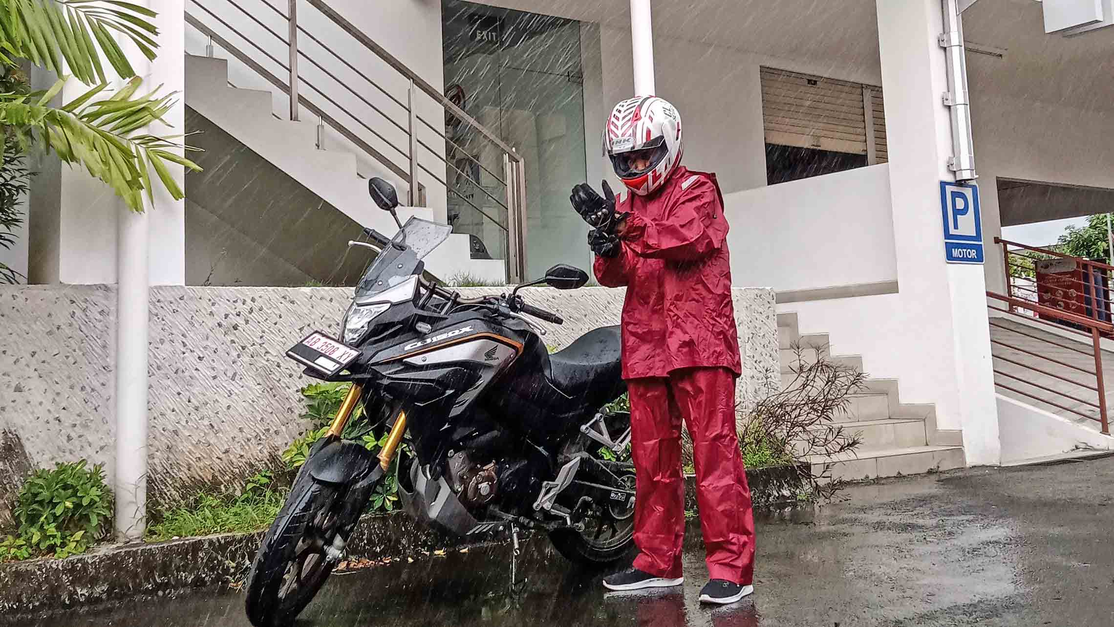 TIPS BERKENDARA SAAT HUJAN: Ilustrasi berkendara saat hujan. (HONDA FOR RADAR JOGJA)