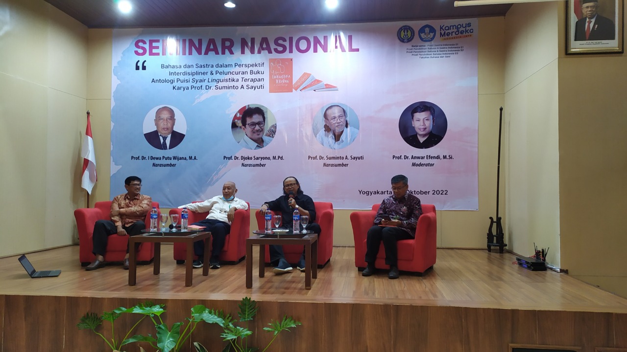 BEDAH BUKU : Seminar Nasional bertajuk Bahasa dan Sastra dalam Perspektif Interdisipliner Peluncuran Buku Antologi Puisi Syair Linguistika Terapan karya Prof. Dr. Suminto A. Sayuti, Rabu (26/10). (ISTIMEWA)