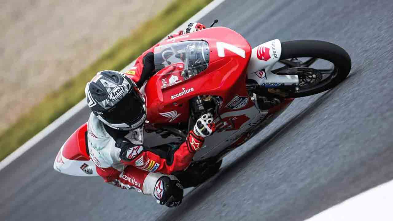 BANGGA: Pebalap binaan PT Astra Honda Motor (AHM) berhasil meraih podium tertinggi pada balapan kedua di ajang Idemitsu Asia Talent Cup (IATC) seri keempat diiringi berkumandangnya lagu Indonesia Raya di Chang International Circuit, Buriram, Thailand. (HO