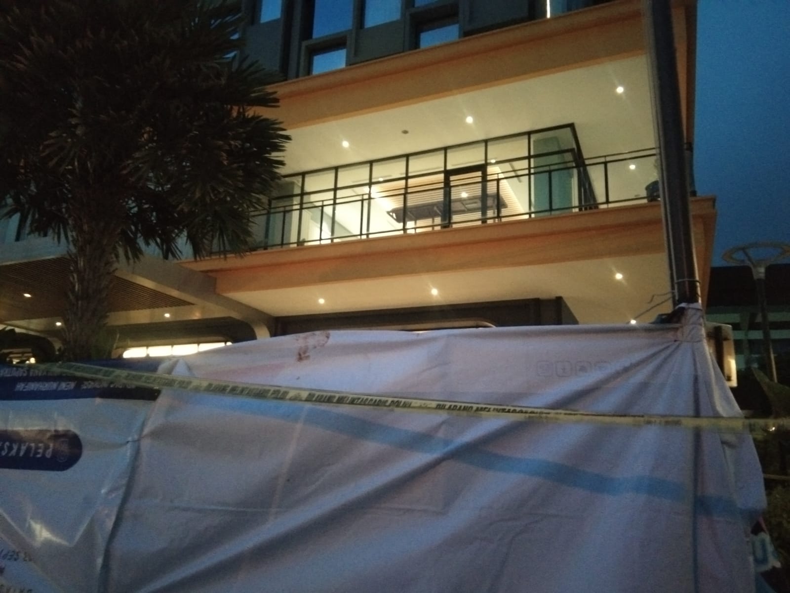 TKP : Hotel Porta by the Ambarrukmo ditutup terpal usai seorang laki-laki terjatuh dari lantai 11, Sabtu (8/10). (ISTIMEWA)