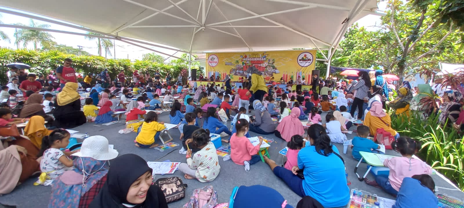 SERU : Anak-anak mengikuti lomba Kids Fun mewarnai dan menggambar, Minggu (16/10). (ISTIMEWA)