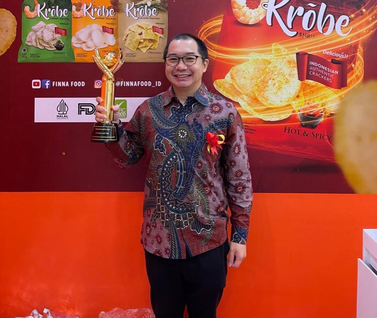 KUALITAS : Presiden Direktur PT Sekar Laut Tbk. Welly Gunawan menerima Primaniyarta Award dalam even Trade Expo Indonesia ke-37 di Indonesia Convention Exhibition (ICE) BSD City Tangerang, Rabu (19/10). (ISTIMEWA)