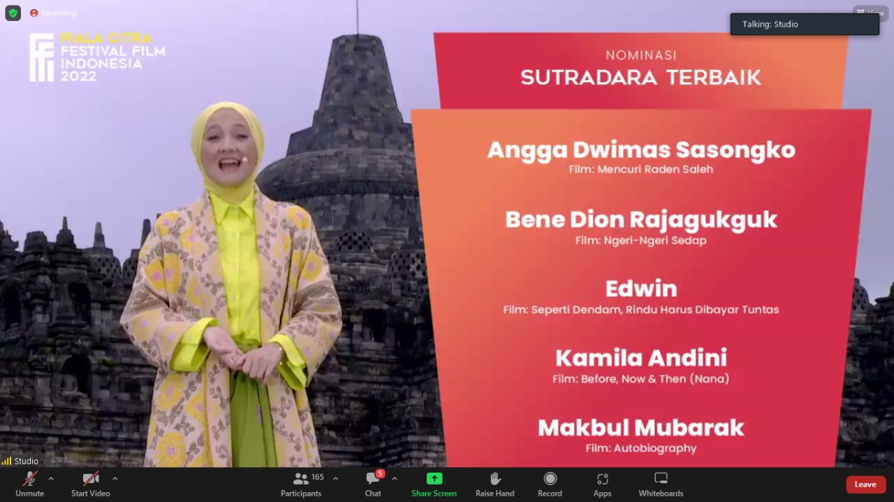 NOMINASI : Aktris Cut Mini membacakan nominasi Sutradara Terbaik Piala Citra Festival Film Indonesia 2022. (EGIDIA ANGELICA BR PELAWI for RADAR JOGJA)