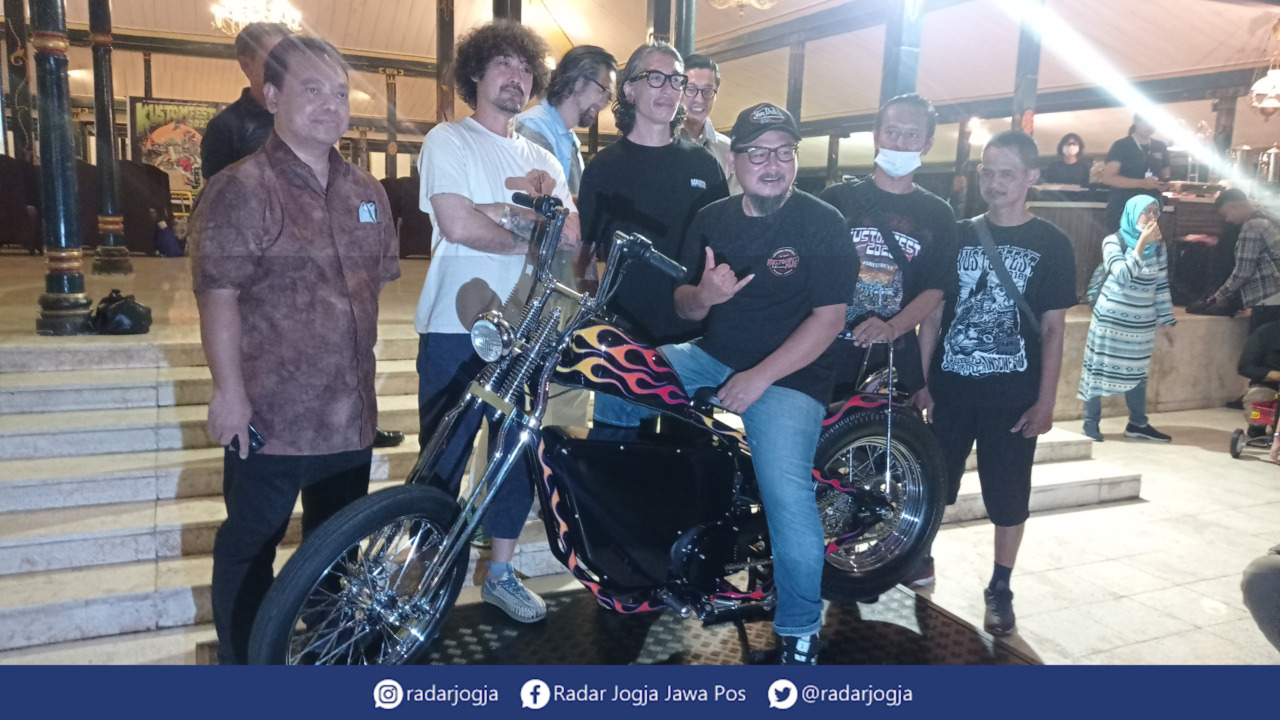 KLASIK : Para penggawa Kustomfest 2022 tengah memamerkan Chopper Electric Bike di Pendopo Royal Ambarrukmo, Jumat (30/9). (DWI AGUS/RADAR JOGJA)