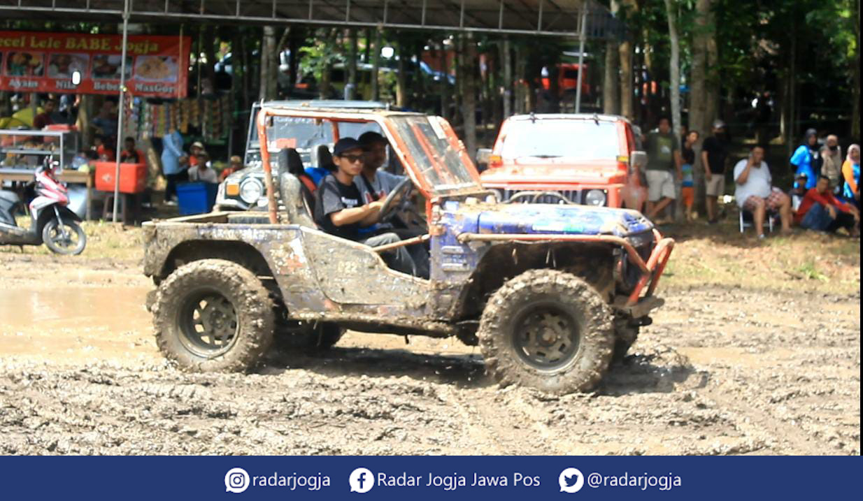 SRAWUNG : Kenduri Jip digelar di objek wisata Wana Rahayu Camping Ground, Barepan, Sumberrahayu, Moyudan, Sleman, Minggu (2/10). (ANNISSA KARIN/RADAR JOGJA)