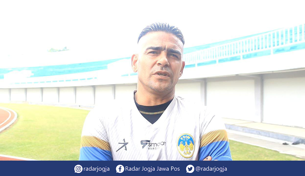 DUKA : Cristian Gonzales ditemui saat berlatih di Stadion Mandala Krida, Senin (3/10). (ANNISSA KARIN/RADAR JOGJA)