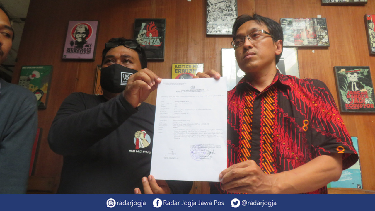 TEGAS : Orangtua siswa SMAN 1 Wates menunjukan surat laporan polisi atas intimidasi oknum Satpol PP Kulonprogo dan Kepala SMAN 1 Wates. (DWI AGUS/RADAR JOGJA)