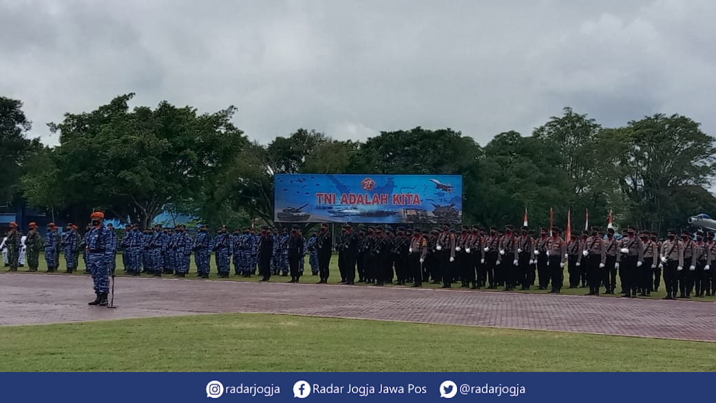 KSATRIA : Upacara peringatan HUT ke-77 TNI di Lapangan Dirgantara AAU, Rabu (5/10). (ANNISSA KARIN/RADAR JOGJA)