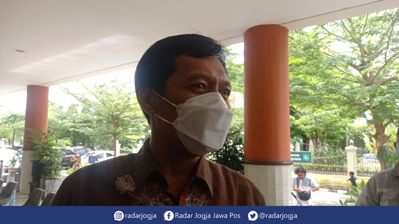 SOSOK : Wakil Ketua Internal Komnas HAM Munafrizal Manan saat ditemui di Pengadilan Negeri Kota Jogja, Kamis (6/10). (DWI AGUS/RADAR JOGJA)