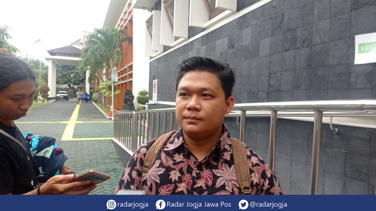 SOSOK : Direktur LBH Jogjakarta Julian Dwi ditemui di Pengadilan Negeri Kota Jogja, Kamis (6/10). DWI AGUS /RADAR JOGJA)