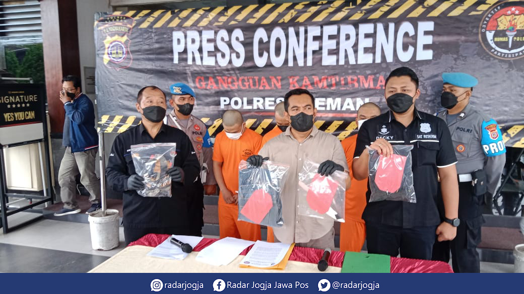 ONAR : Polresta Sleman menggelar rilis 3 pelaku penganiayaan di Mapolresta Sleman, Jumat (7/10). (ANNISSA KARIN/RADAR JOGJA)