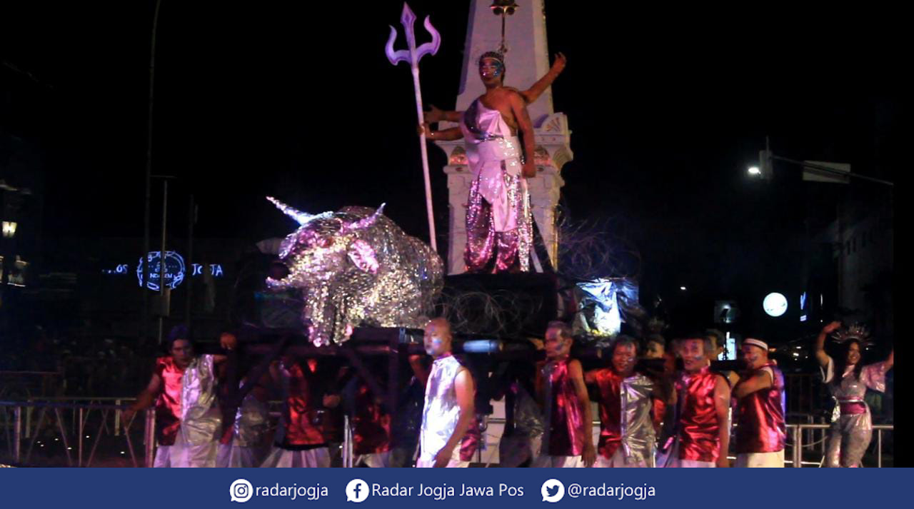 MERIAH : Gelaran WJNC memperingati HUT Ke-266 Kota Jogja di kawasan Tugu Pal Putih, Jumat (7/10). (ANNISSA KARIN/RADAR JOGJA)