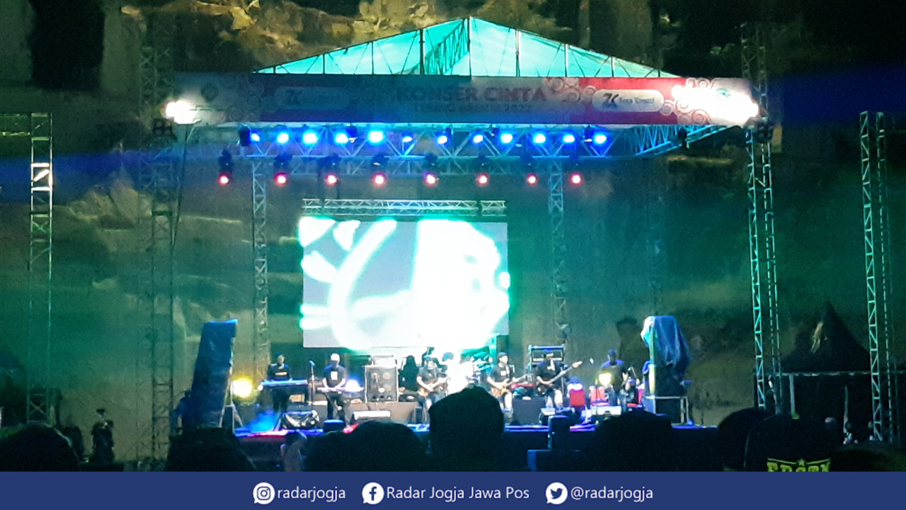 MERIAH : Konser Cinta Tebing Breksi 2022 di Tebing Breksi, Minggu (9/10). (DERADZRA SYIFAA ADRIEVA for RADAR JOGJA)