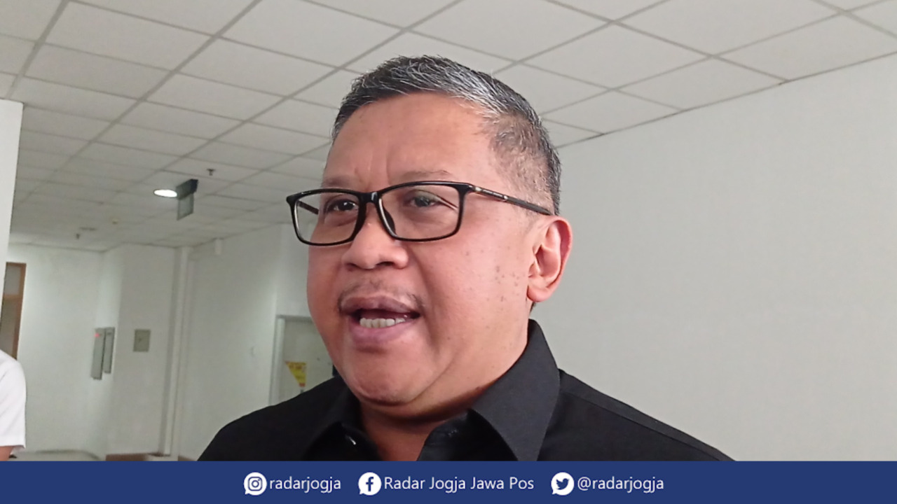 SANTAI : Sekjen PDIP Hasto Kristiyanto pastikan partainya santai tanggapi langkah PPP gaet Ganjar Pranowo sebagai kandidat capres 2024. (DWI AGUS/RADAR JOGJA)