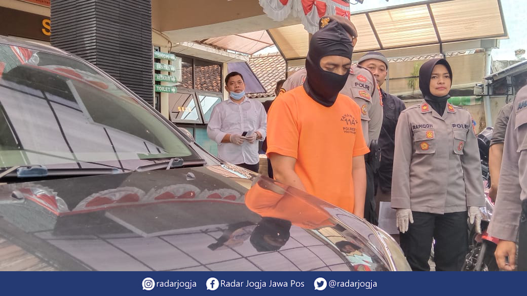 UNGKAP : Polsek Mantrijeron menggelar rilis di Mapolsek Mantrijeron terkait adanya tindak pidana penipuan penggelapan satu unit mobil, Senin (10/10). (ANNISSA KARIN/RADAR JOGJA)