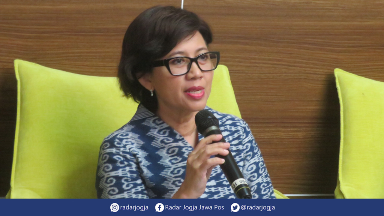 BANTAH : Rektor UGM Ova Emilia bantah tuduhan Tifauziah Tyasumma tentang ijazah Jokowi palsu. (DWI AGUS/RADAR JOGJA)