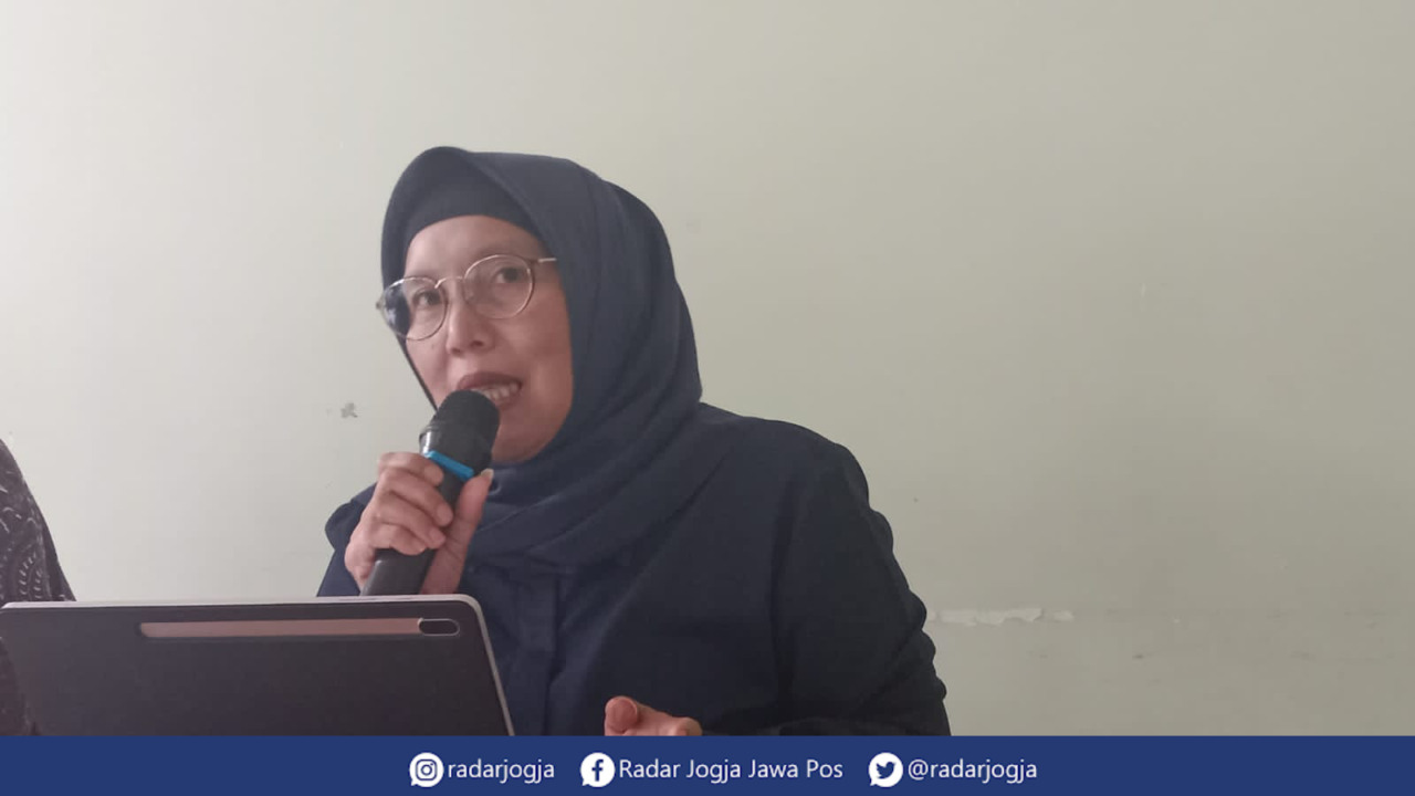DATA : Kepala BPS Kota Jogja Mainil Asni saat jumpa pers di ruang rapat Diskominfosan Kota Jogja, Selasa (11/10). (ANNISSA KARIN/RADAR JOGJA)