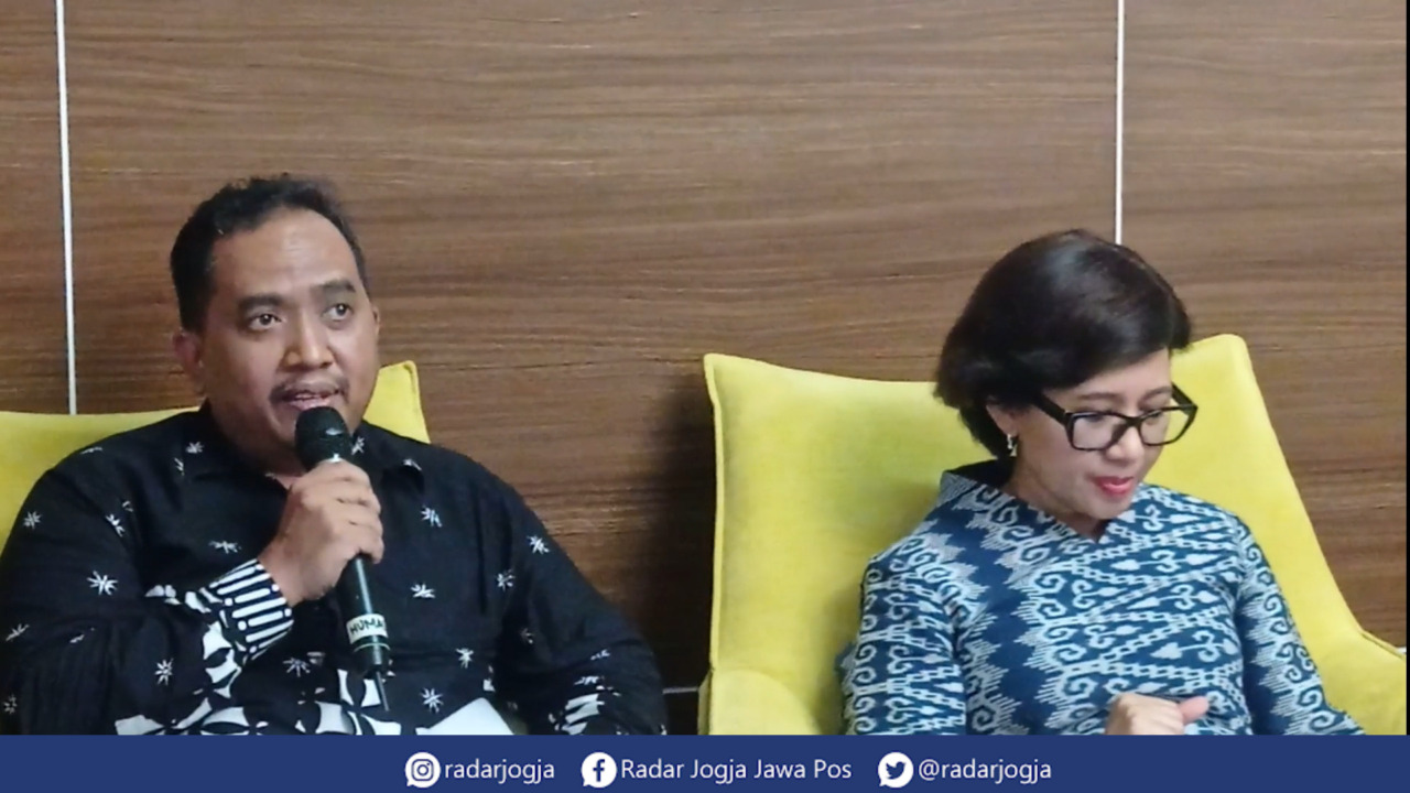 IDENTIK : Dekan Fakultas Kehutanan UGM Sigit Sunarta (kiri) bersama Rektor UGM Ova Emilia pastikan karakter tulisan ijazah Jokowi identik tulis tangan. (DWI AGUS /RADAR JOGJA)