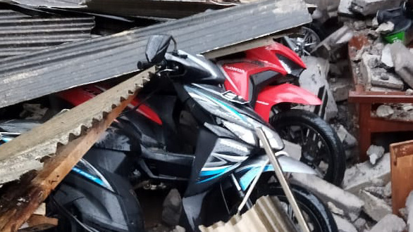 RUSAK : Tiga kendaraan bermotor tertimpa bangunan di Sendangmulyo Minggir pasca hujan deras disertai angin kencang, Selasa siang (11/10). (Dokumentasi BPBD Sleman)