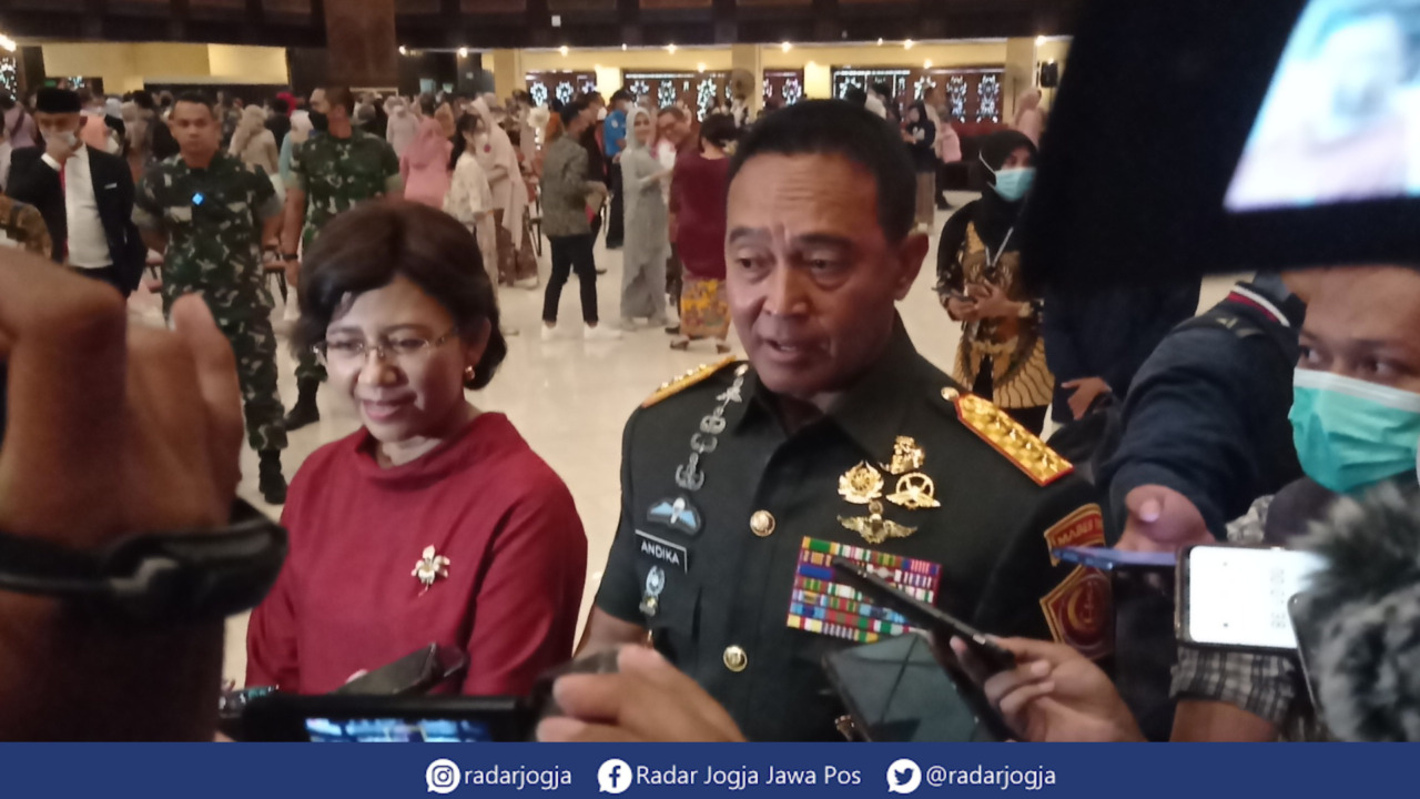 TEGAS : Panglima TNI Jenderal Andika Perkasa ditemui di Grha Sabha Pramana UGM, Rabu (12/10). (DWI AGUS/RADAR JOGJA)